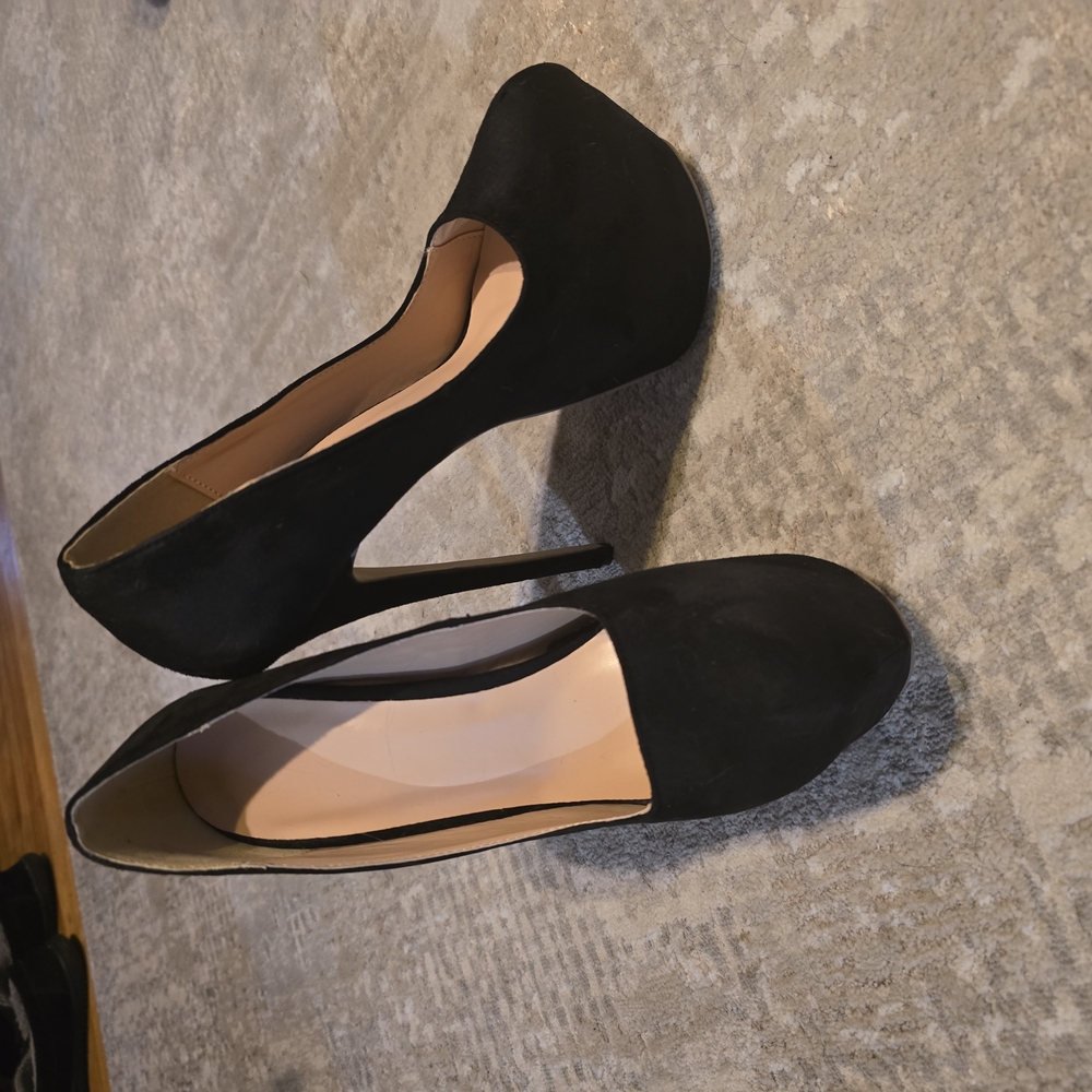 Classic Black Suede Pumps with Rounded Toe